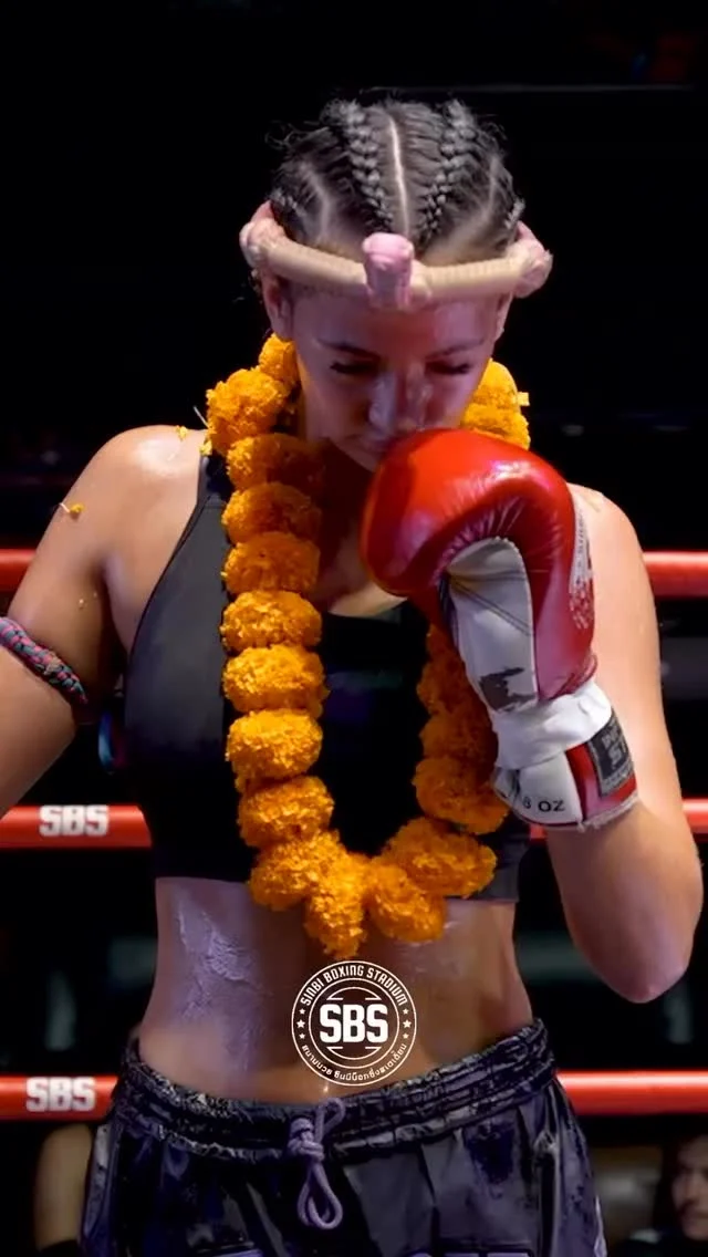 Starker Auftritt von Joceline in Thailand 🇹🇭 

Drei harte Runden, voller Herz und Kampfgeist. 

Am Ende musste sie sich einer sehr starken Gegnerin knapp nach Punkten geschlagen geben. Wir gratulieren ihr für ihren Mut und ihre Leistung. Wir sind stolz auf dich, Joceline! 🥊