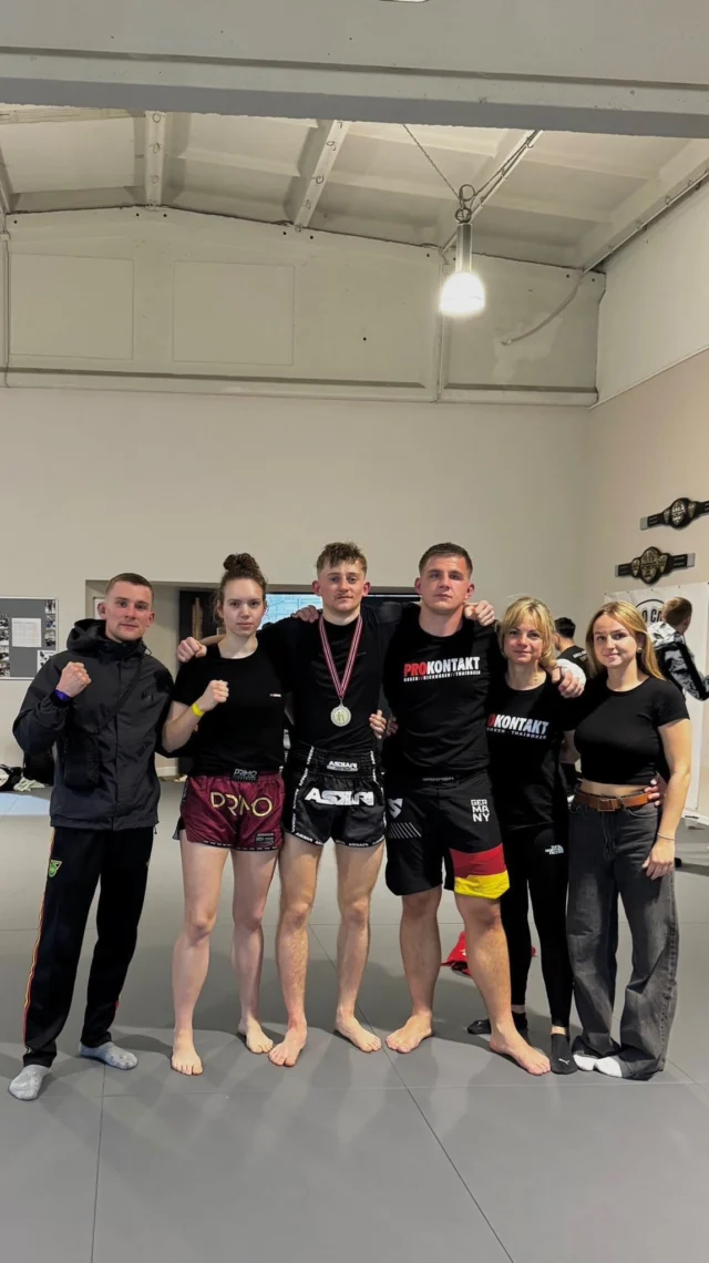 Drei starke Kämpfe vergangene Woche bei der #4 ROOKIE LEAGUE im @ringsidegymberlin !!

Unsere Kämpfer haben im Ring alles gegeben und konnten dabei zwei Siege holen.

Neben den Erfolgen nehmen wir vor allem wichtige Erfahrungen und weitere Entwicklung mit.
Starke Leistung vom gesamten Team – wir bleiben dran 🥊